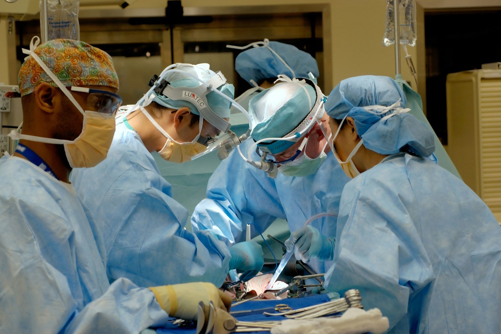 Equipe de cirurgiões realizando cirurgia de câncer de intestino