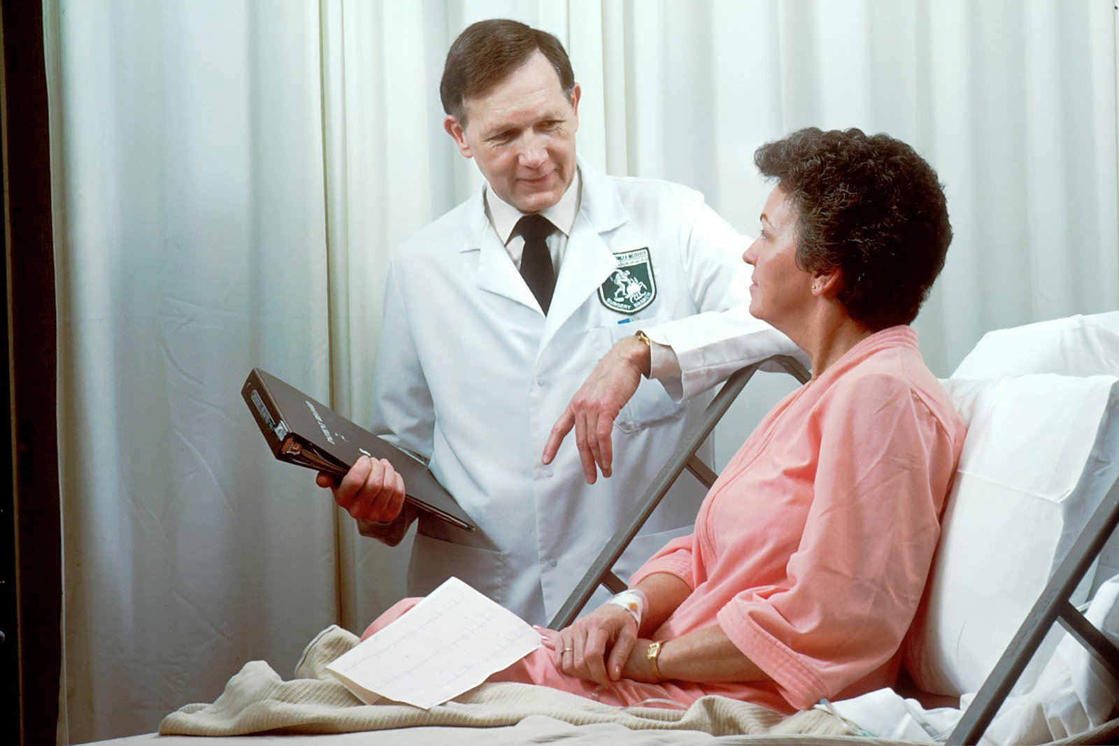 Médico conversando com paciente sobre resultado de exame de pâncreas