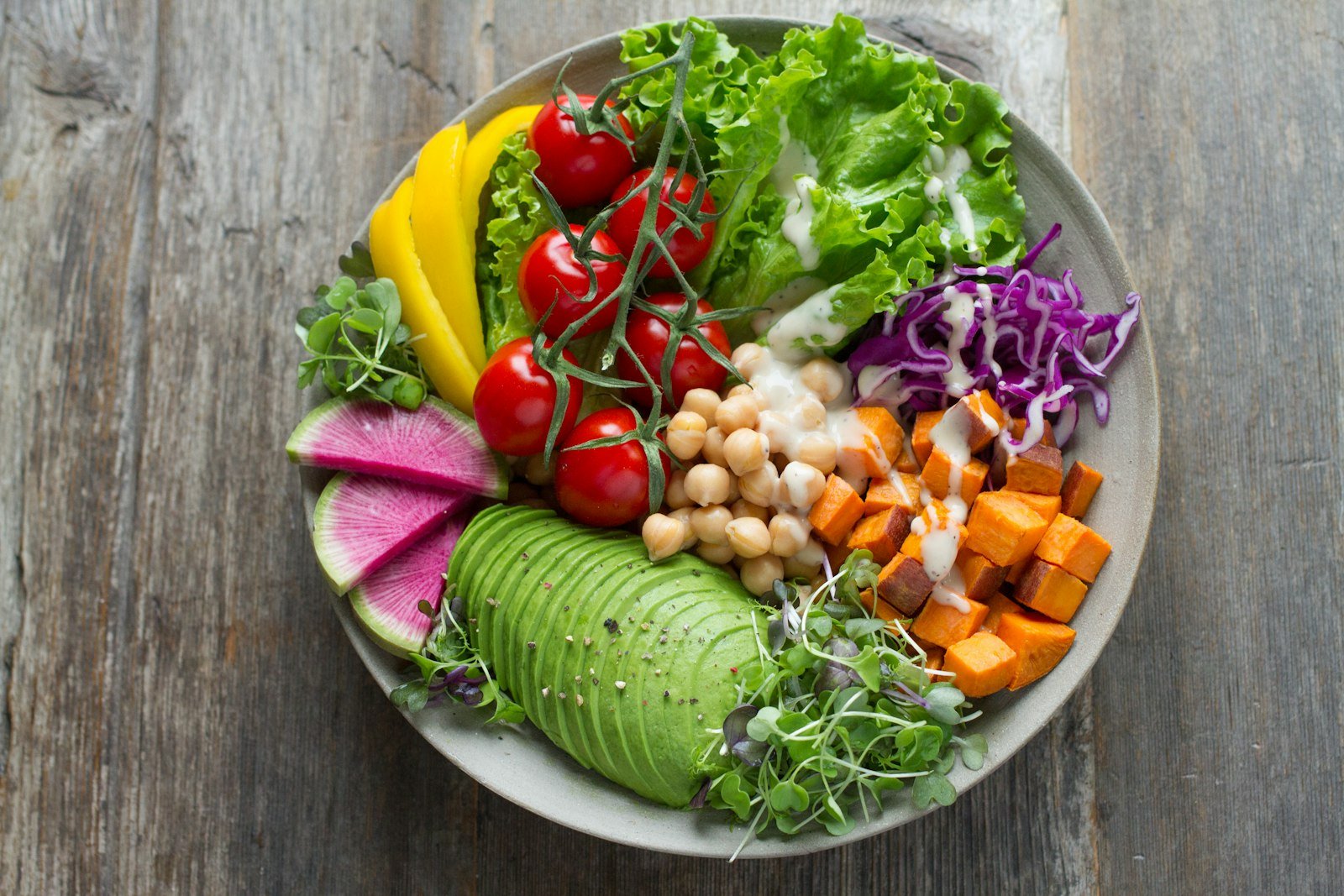 Tigela de salada com legumes e vegetais ricos em fibras, aliados na prevenção da diverticulite