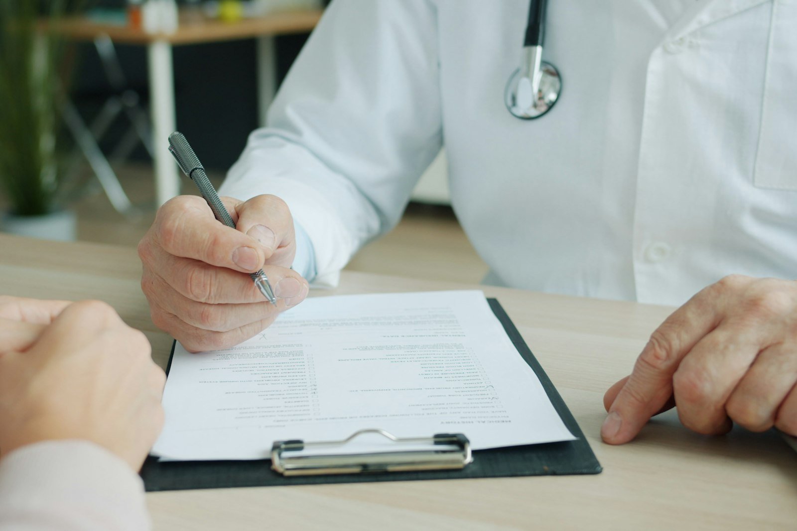 Médico registrando orientações de tratamento para fissura anal