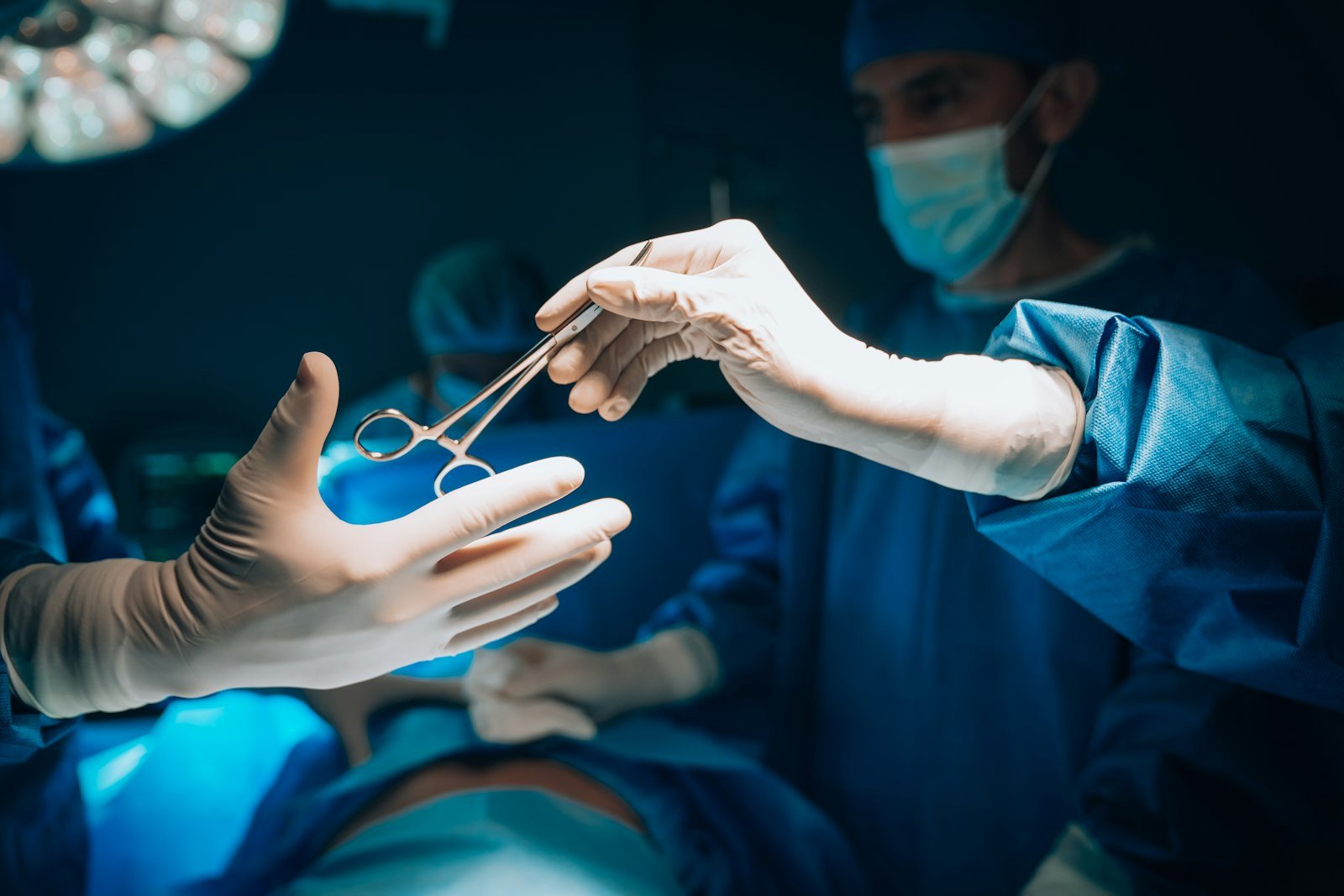 Cirurgião preparado para cirurgia de hérnia abdominal