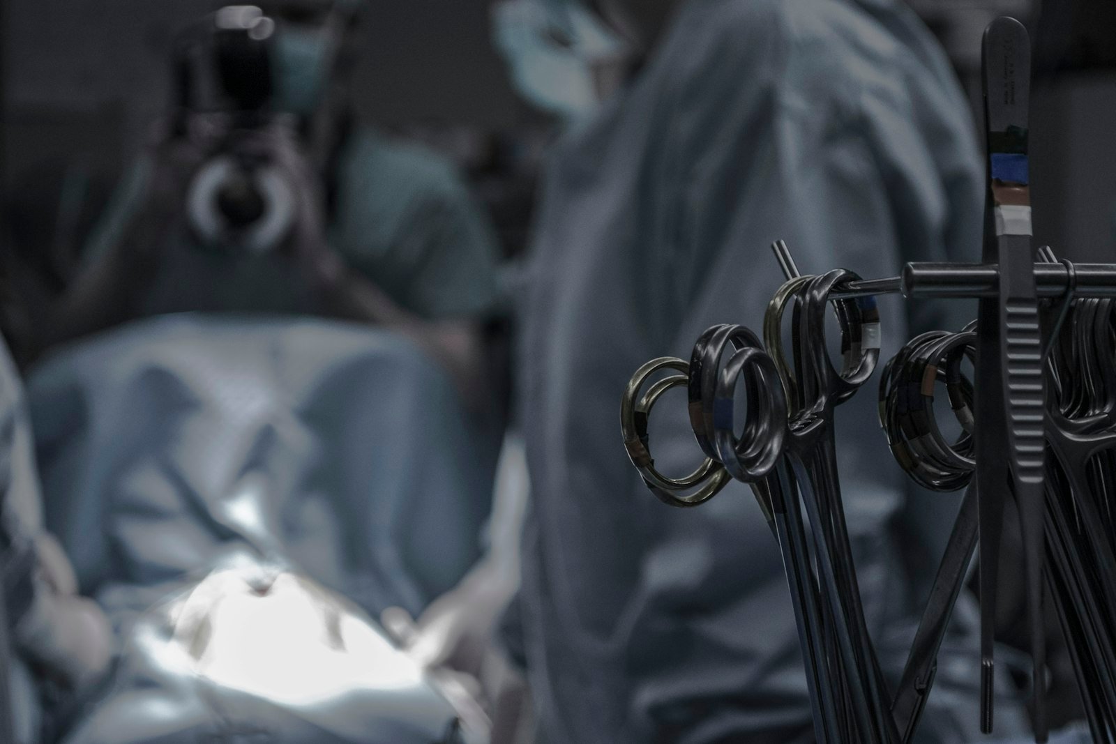 Instrumentos cirúrgicos em sala de cirurgia de hérnia inguinal