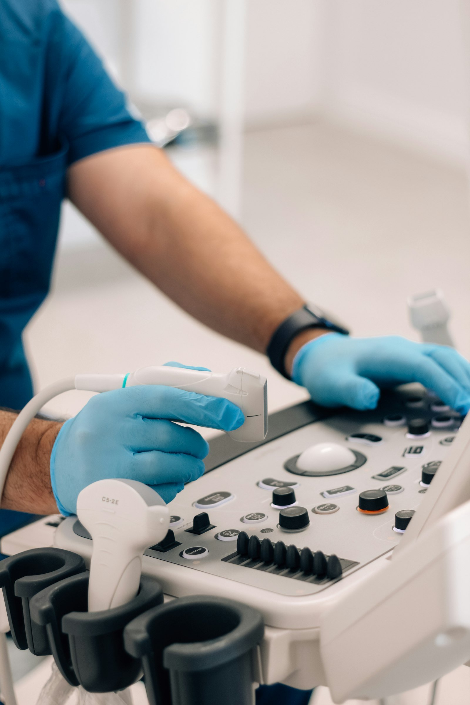 Médico realizando ultrassom abdominal, principal exame para diagnóstico de pólipo de vesícula biliar