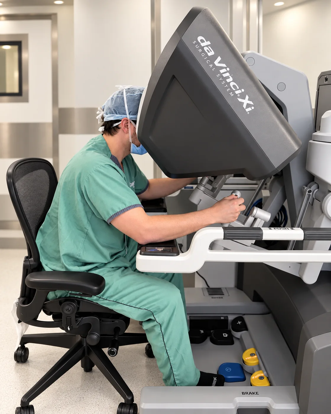 Dr. Ítalo Simões no console de cirurgia robótica